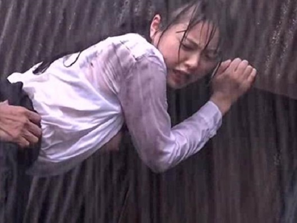 ゲリラ豪雨で制服濡れた女子高生が変態ジジイに犯される！オジサンチンポに生ハメされて身体もマンコもべちゃべちゃです